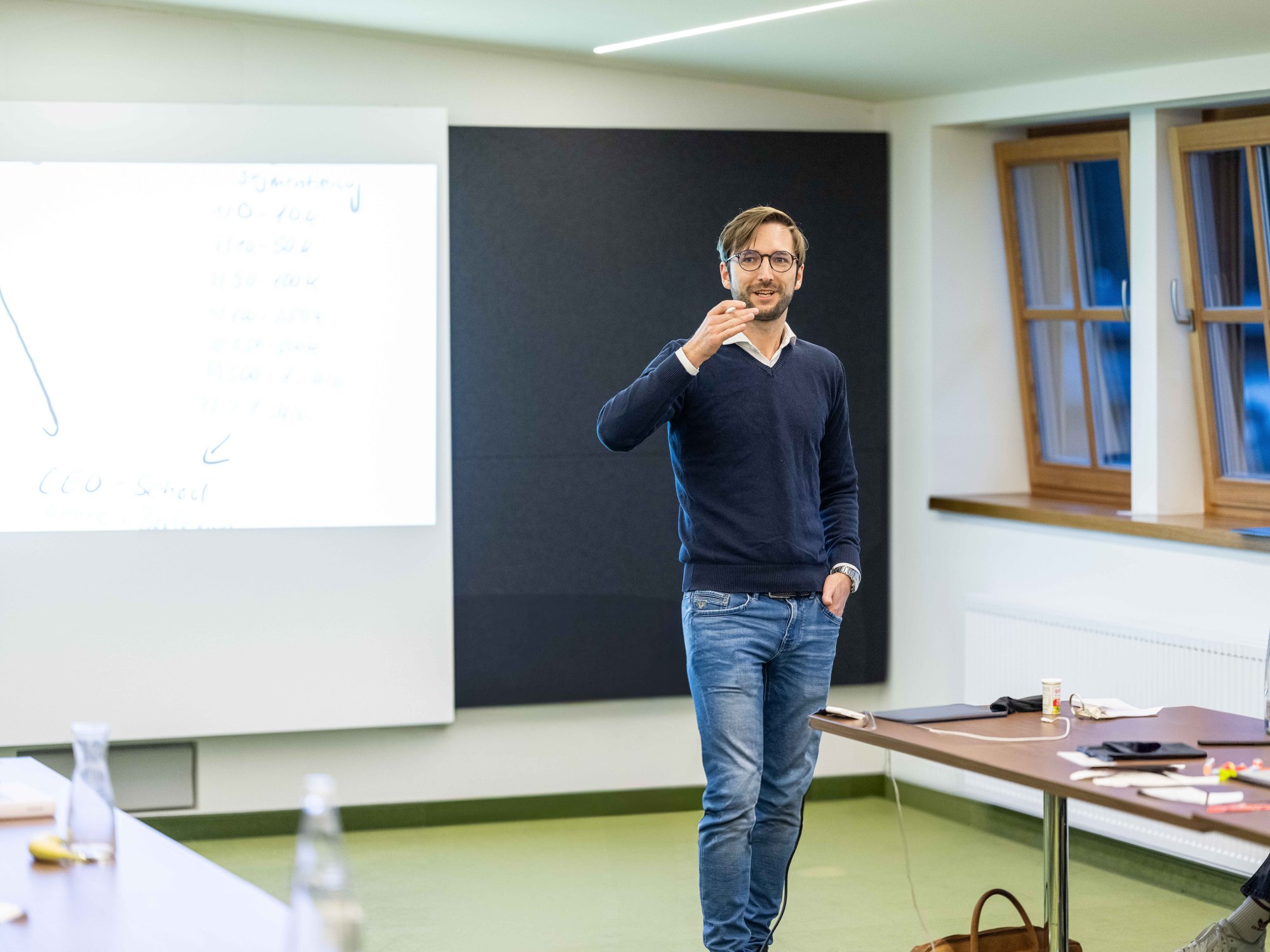 Björn Schnare bei einem Vortrag vor einer Projektionsfläche